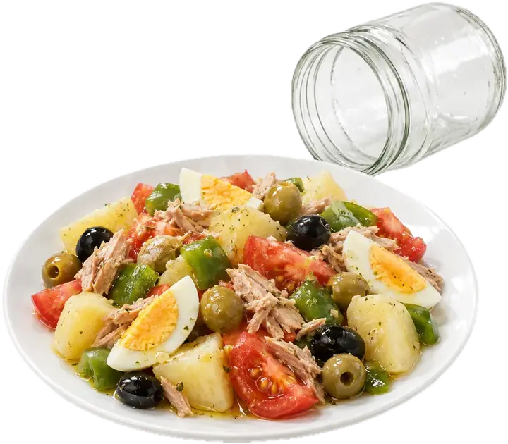 Ensalada campera recién volcada del tarro en un plato blanco